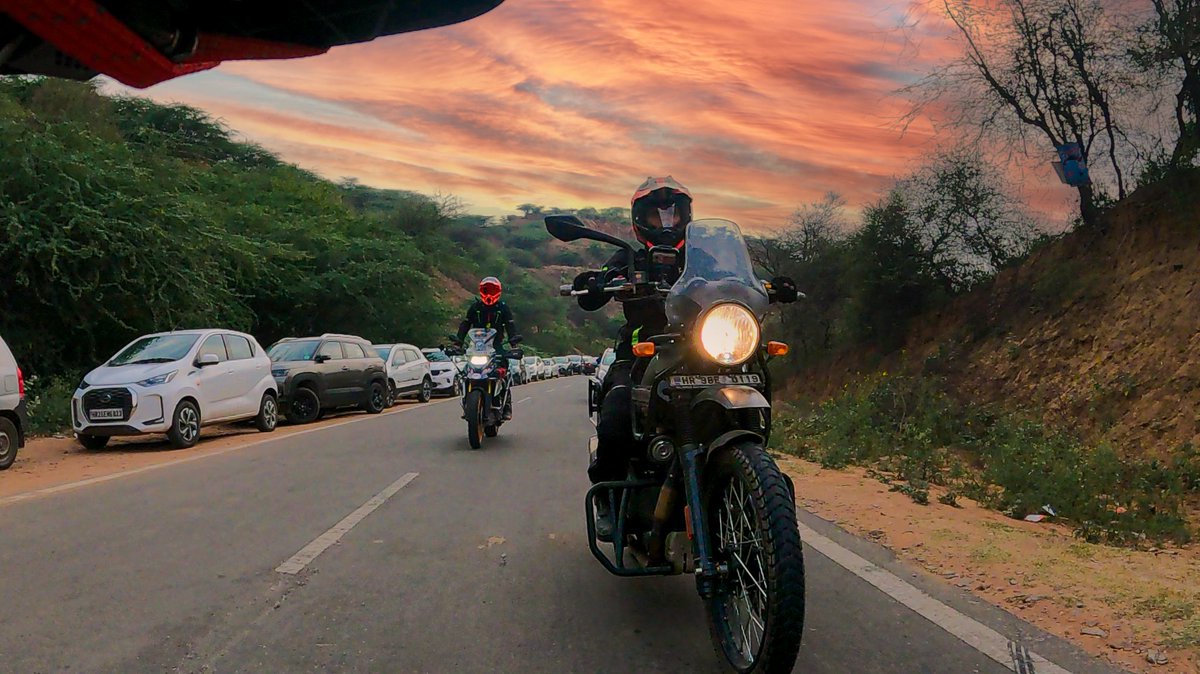 arjunuberoi's tweet photo. An adrenaline-fueled #Ride as we take our trail motorbikes off-roading through rugged terrain, cross muddy streams, & challenge yourselves
#ls2helmets #motomarshal #solacegears #raidagears #alpinestars #piug #dismotech #royalenfieldhimalayan #bmw310gs
#bmwmotorrad #makelifearide https://t.co/FNWZrKZG3M