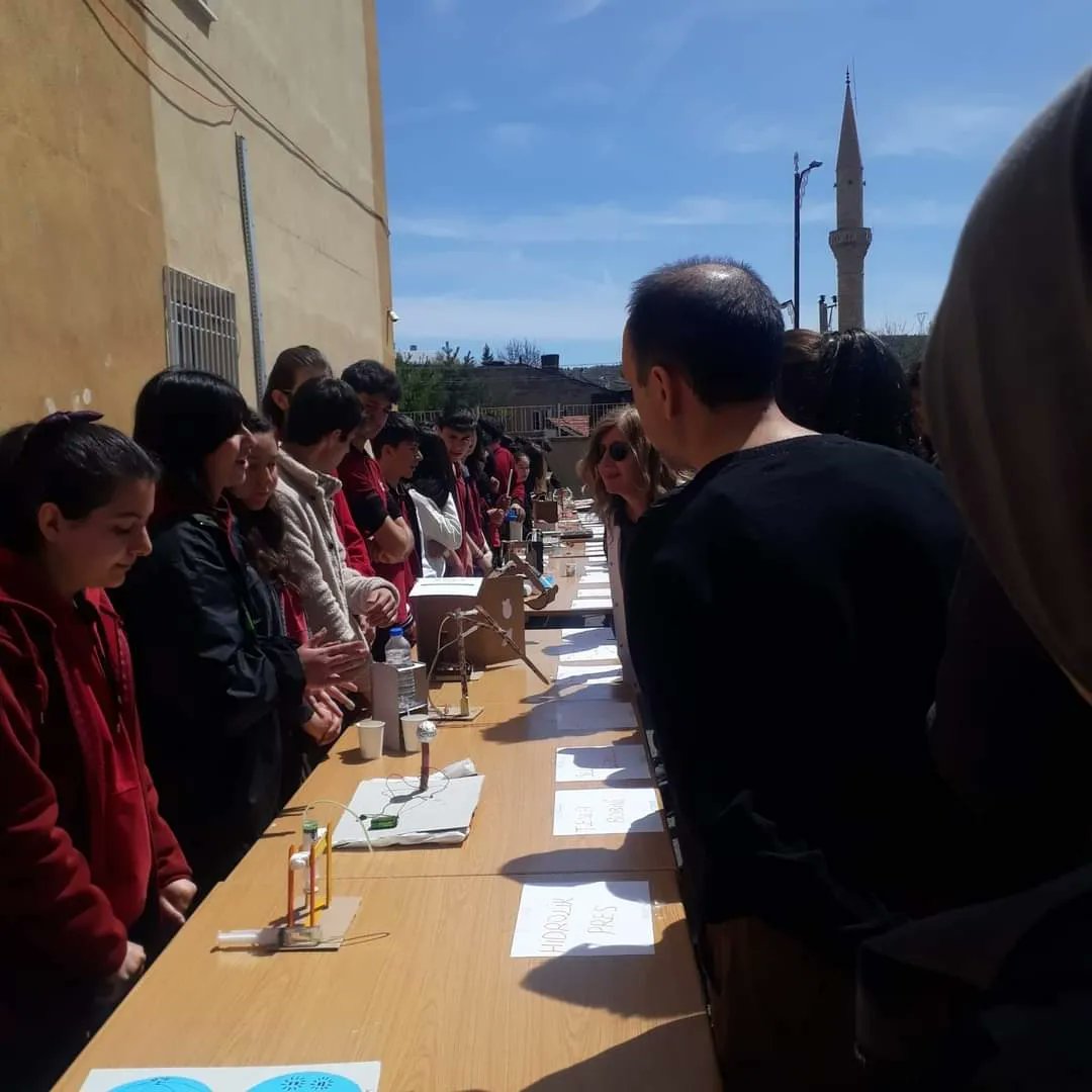 ikalsivas's tweet photo. Hedef Projesi Kapsaminda Okulumuz Bilim Fen ve Teknoloji kulübü tarafından Fizik, Kimya ve Biyoloji alanlarında Bilim Şenliği düzenlenmiştir. Emeği geçen öğretmen ve öğrencilerimize teşekkür ediyoruz.
@AslanErguven 
@sivasmem 
@Sivas_HEDEF https://t.co/z8QsDHqI6O