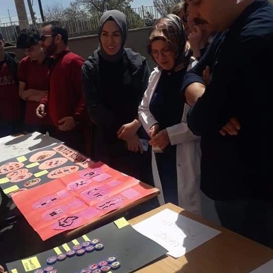 ikalsivas's tweet photo. Hedef Projesi Kapsaminda Okulumuz Bilim Fen ve Teknoloji kulübü tarafından Fizik, Kimya ve Biyoloji alanlarında Bilim Şenliği düzenlenmiştir. Emeği geçen öğretmen ve öğrencilerimize teşekkür ediyoruz.
@AslanErguven 
@sivasmem 
@Sivas_HEDEF https://t.co/z8QsDHqI6O