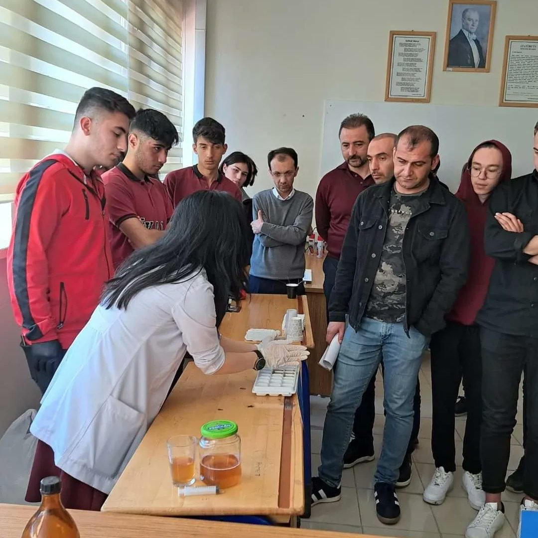 ikalsivas's tweet photo. Hedef Projesi Kapsaminda Okulumuz Bilim Fen ve Teknoloji kulübü tarafından Fizik, Kimya ve Biyoloji alanlarında Bilim Şenliği düzenlenmiştir. Emeği geçen öğretmen ve öğrencilerimize teşekkür ediyoruz.
@AslanErguven 
@sivasmem 
@Sivas_HEDEF https://t.co/z8QsDHqI6O
