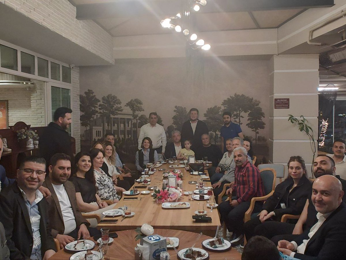 Bu akşam programlardan sonra, gün sona ermeden çekirdek ailem ve Deva ailem süpriz yaparak doğum günümü kutladılar.
Ne kadar büyük bir aile olduğumuzu bir kez daha hissettiren tüm arkadaşlarıma teşekkür ederim.