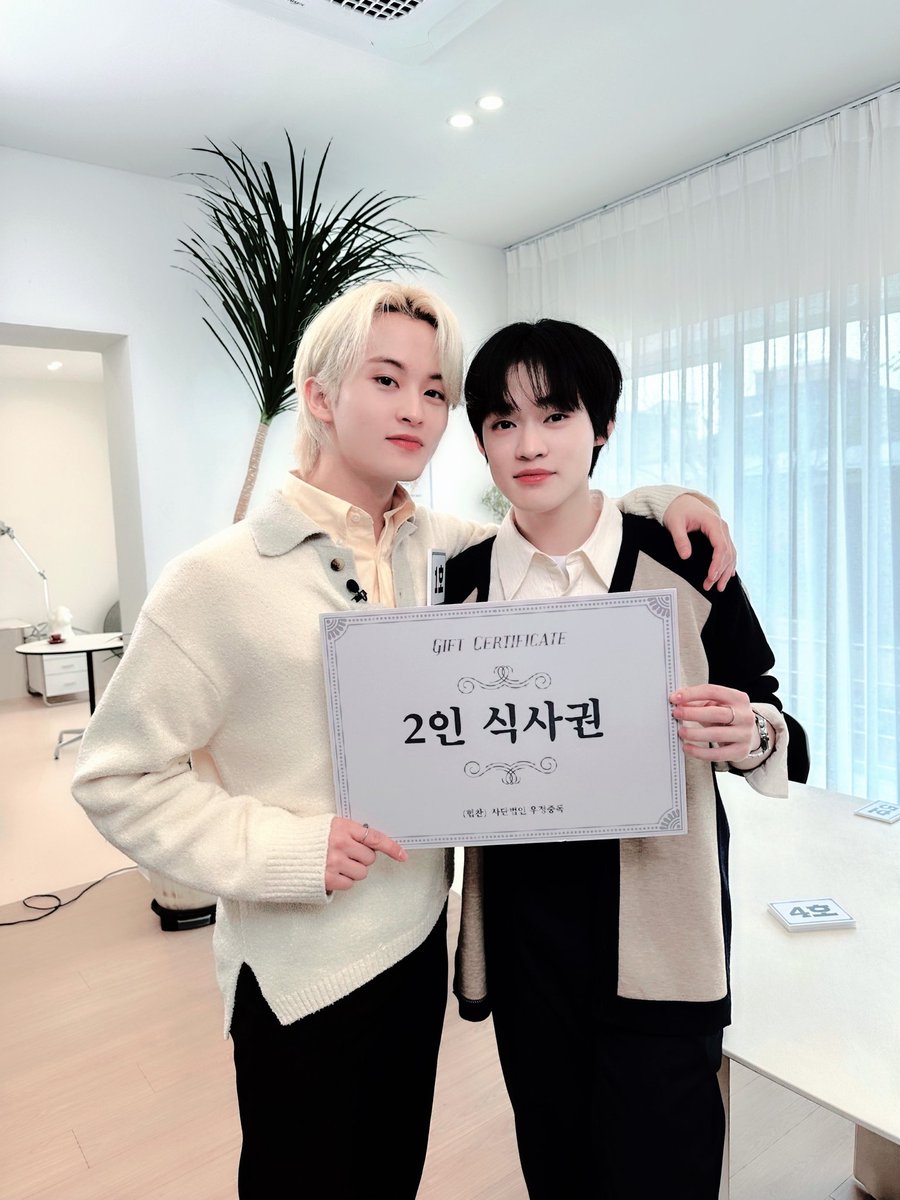 ⠀ ㅤㅤㅤ
ㅤ⦅翠ˑzhong﹑chenle绿꡴
ㅤCzennie, 7th Street Woojung
ㅤVillage'ın kazanan iki   dostlu
ㅤğu karşınızda!!! Mark이 hyung
ㅤile birlikte hediye     sertifikası 
ㅤkazandık! Yemek kuponu ㅎ ㅎ
ㅤMark님, iyi geçinelim! ㅋㅋ 💚
ᅠto৴the₊worldᯀ❫❪up₊dateકે
ᅠ