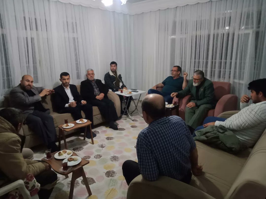 slamBirlii1's tweet photo. #EVZİYARETLERİMİZ

#SaadetPartisiDörtyol İlçe Teşkilatı olarak,Cumhurbaşkanlığı ve 28.dönem Milletvekilliği seçim çalışmaları kapsamında Yeşil Mah. İkamet eden #KUDAY ailemizi ziyaret ettik. 
#SANASÖZ, #ADİLDEVLET, #ADİLPAYLAŞIM, #İNSANCAYAŞAMİÇİN #BAHARGELECEK https://t.co/BwMiPgmpOZ
