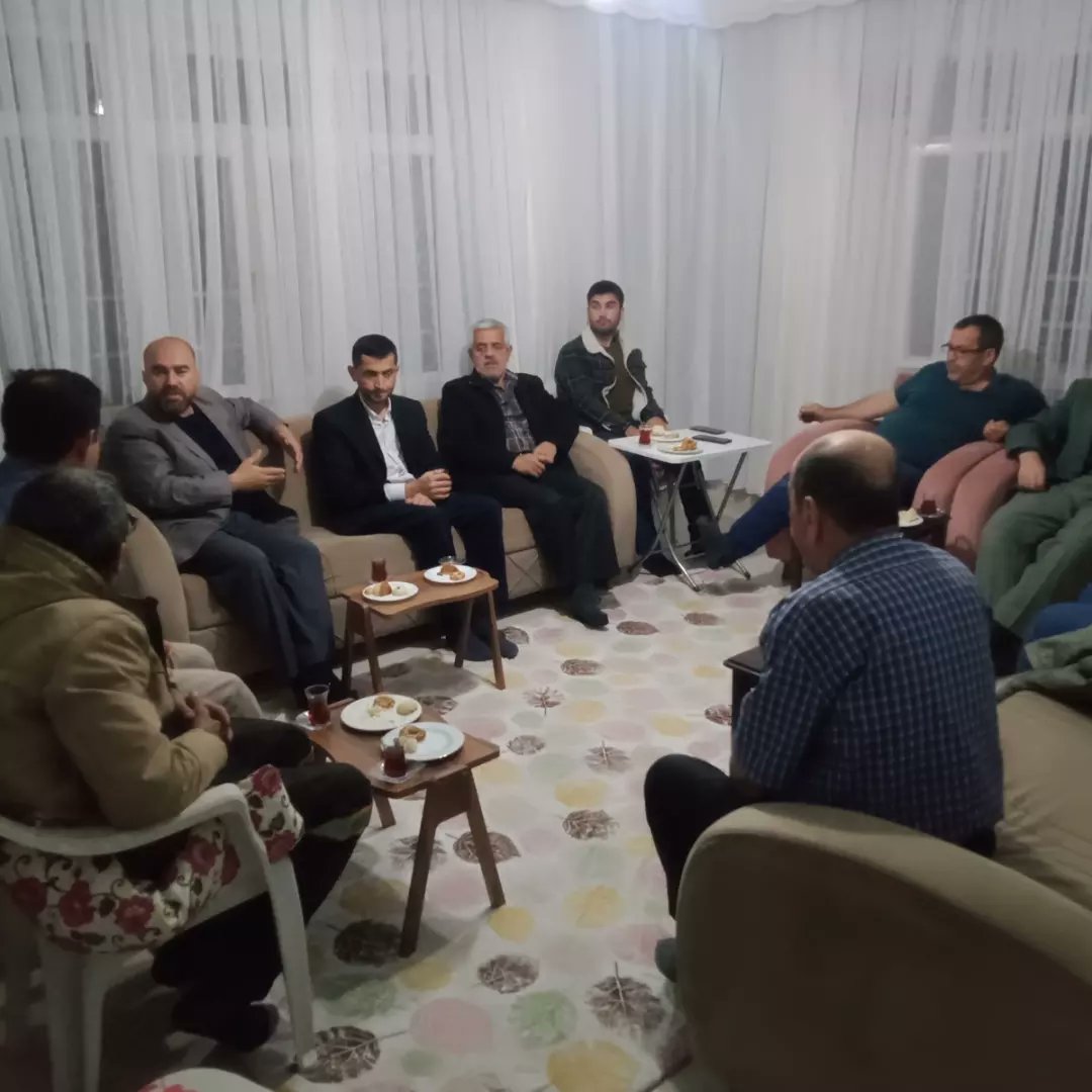 slamBirlii1's tweet photo. #EVZİYARETLERİMİZ

#SaadetPartisiDörtyol İlçe Teşkilatı olarak,Cumhurbaşkanlığı ve 28.dönem Milletvekilliği seçim çalışmaları kapsamında Yeşil Mah. İkamet eden #KUDAY ailemizi ziyaret ettik. 
#SANASÖZ, #ADİLDEVLET, #ADİLPAYLAŞIM, #İNSANCAYAŞAMİÇİN #BAHARGELECEK https://t.co/BwMiPgmpOZ