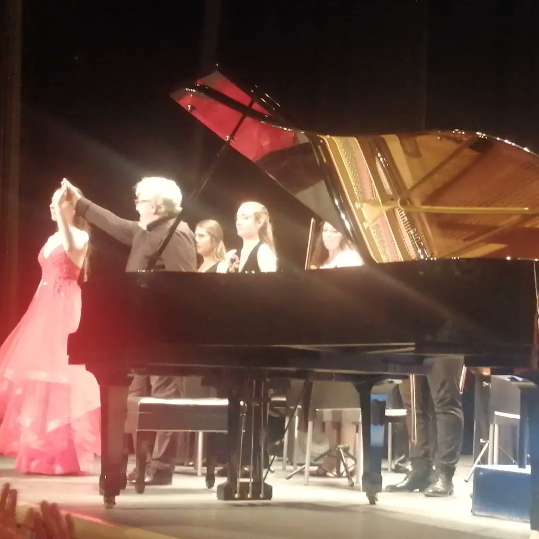 LSacedaG's tweet photo. Con @beatrizelorriag, compañera en la candidatura de @Aglezterol @ppalcorcon, en el extraordinario concierto benéfico de @NoeliaNavasP en favor de @FundIsabelGemio. Un orgullo para #alcorcón tener jóvenes solidarios y con tanto talento.
#alcorcónnosune #AlcorcónSeMereceMás https://t.co/Zy9Z02sZe9