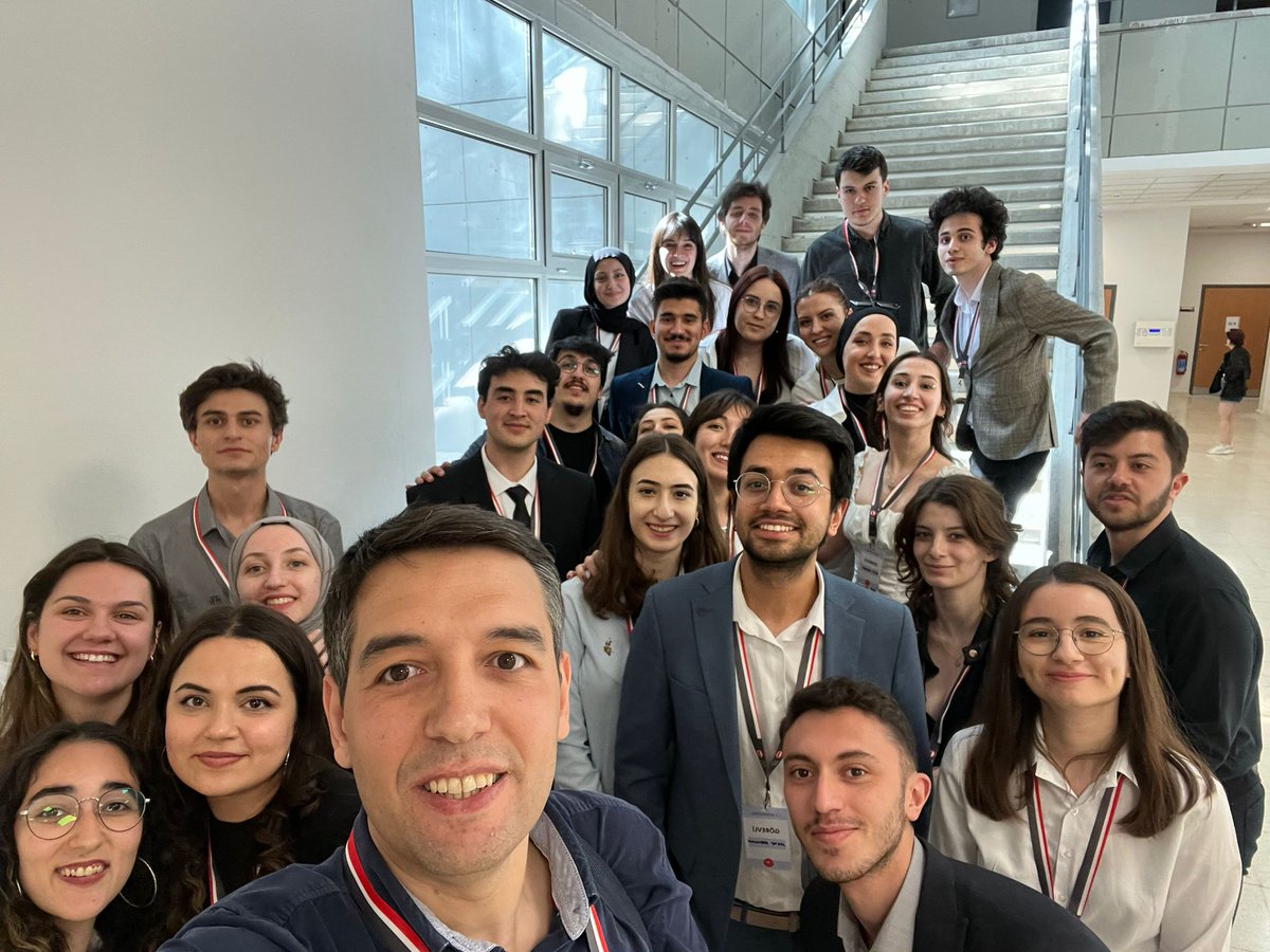 cdengizd's tweet photo. 21. Kimya Haftasında gençlerimizle akademik kariyer hakkında konuşma fırsatı bulduk. Nazik davetleri ve bugün beni ağırladıkları için @odtukt'ye  çok teşekkür ederim. Bizlere hem akademiden hem de endüstriden ilham verici konuşmacıları dinleme fırsatı verdiler. @dengizlab https://t.co/ffVIVbtHLg