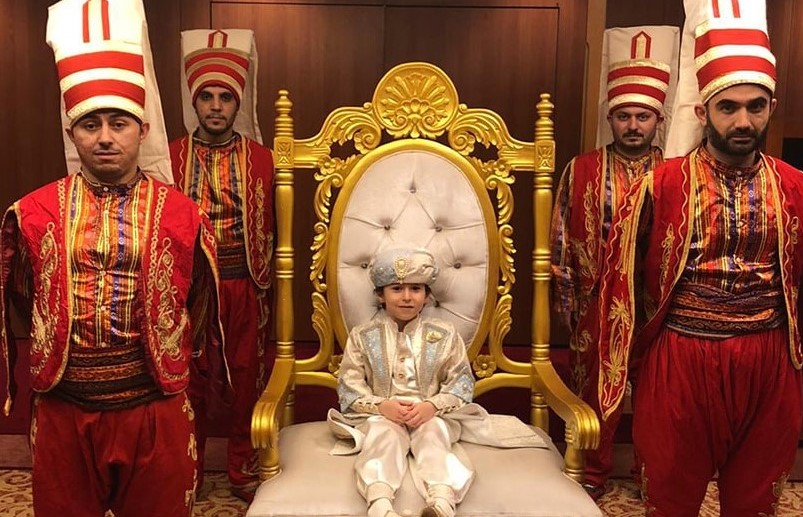 JannesTessmann's tweet image. Coronation ceremony in UK vs. circumcision ceremony in Turkey. A thread: