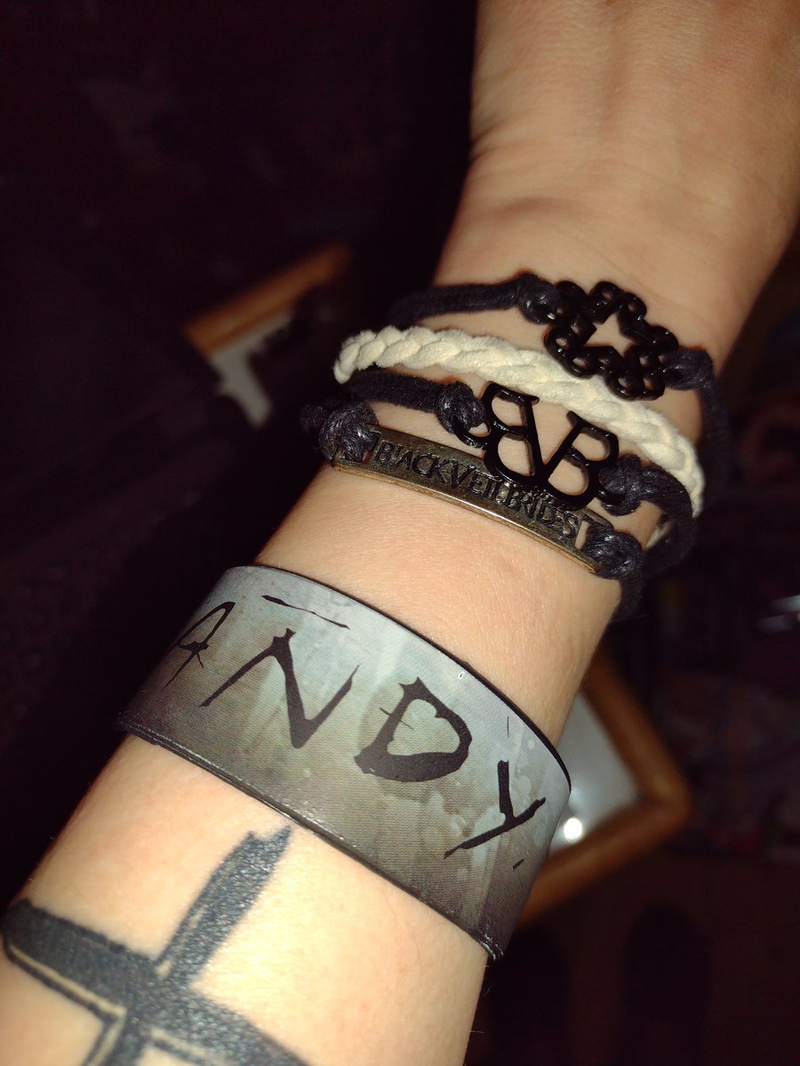 MeganEHarmon's tweet photo. Wearing Andy's mark necklace and bracelet along with keep it together. I don't own anything from shadow side album. Happy 7 anniversary to this amazing and awesome album. @NeverTakeitOff @andyblack #nevertakeitoff #ntio 🖤🤍 https://t.co/E6inLuehhv