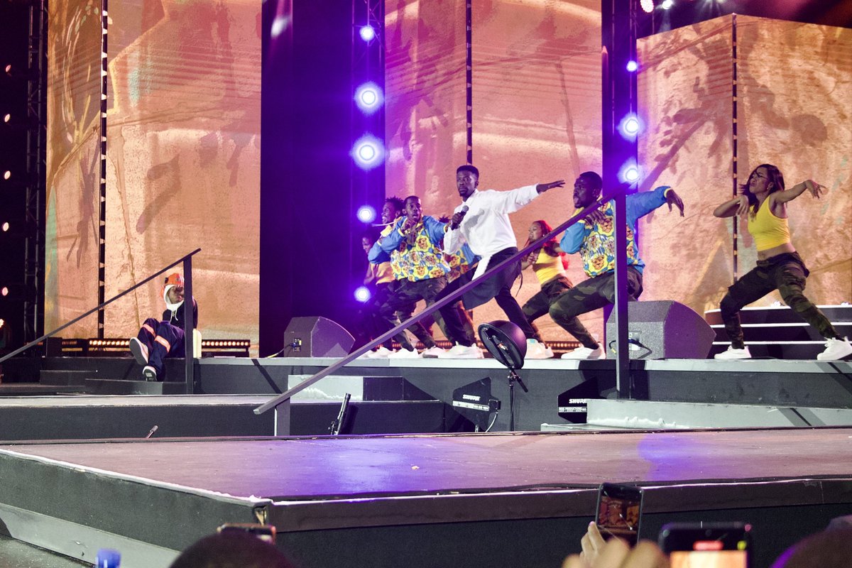 Roboto x3 tweet media