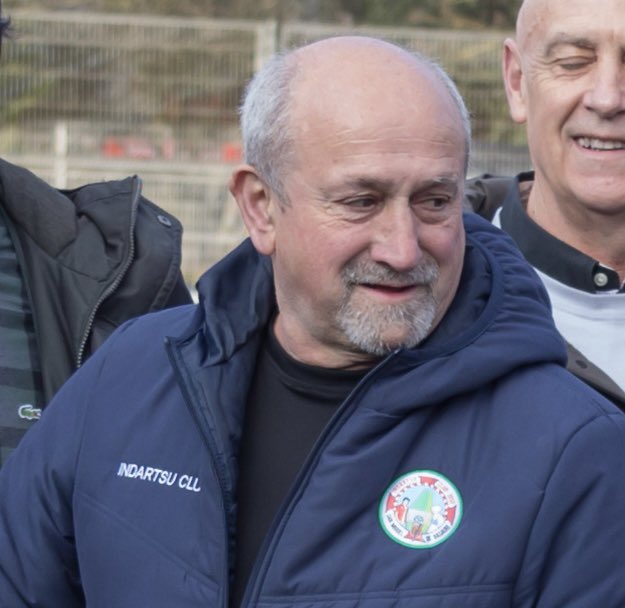 IndartsuClub's tweet photo. ⚫️ Bizi poza eta irribarrea. Lanerako prestutasuna. Eskuzabaltasuna. Hori eta gehiago galdu dugu gaur Juantxu Urrestarazuren heriotzarekin.
Bere arrastoa eta irribarrea beti egongo da gure buru-bihotzetan. Gugan bego. 

💔 Bihar, 12:30an San Migelen minutuko isilunea gordeko da. https://t.co/Kd2gdLTPdv