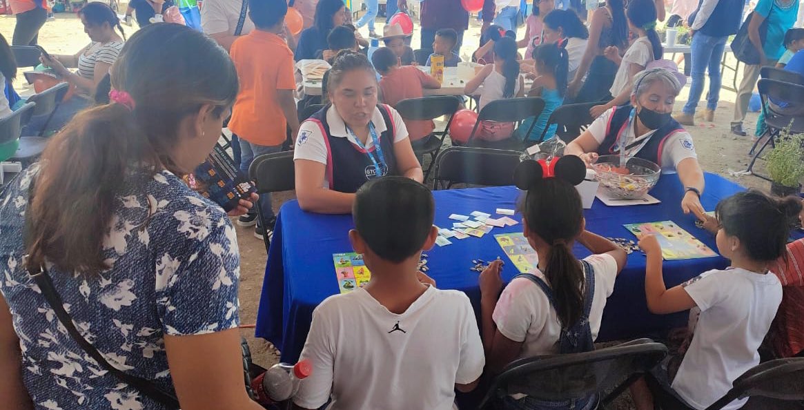 DIFLeon's tweet photo. Este sÔbado en #MiBarrioHabla participamos en la colonia #Vibar de la delegación San Juan Bosco, donde informamos a los colonos sobre los programas que brindamos para que puedan #VivirSano y #VivirMejor.
#SomosGrandes
#SomosFuertes
#SomosLeón https://t.co/7DSfq08gZi
