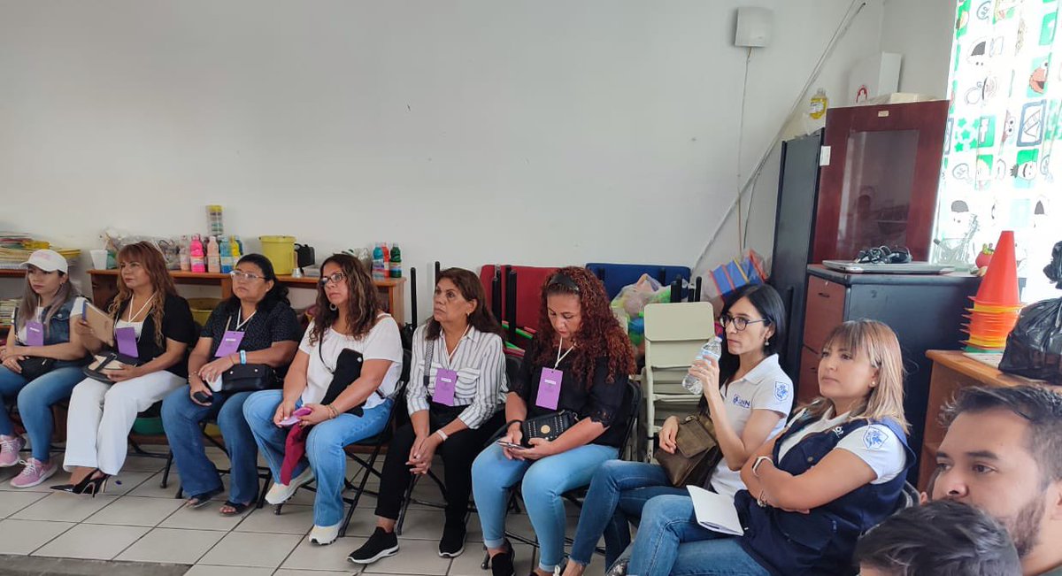 DIFLeon's tweet photo. Este sÔbado en #MiBarrioHabla participamos en la colonia #Vibar de la delegación San Juan Bosco, donde informamos a los colonos sobre los programas que brindamos para que puedan #VivirSano y #VivirMejor.
#SomosGrandes
#SomosFuertes
#SomosLeón https://t.co/7DSfq08gZi