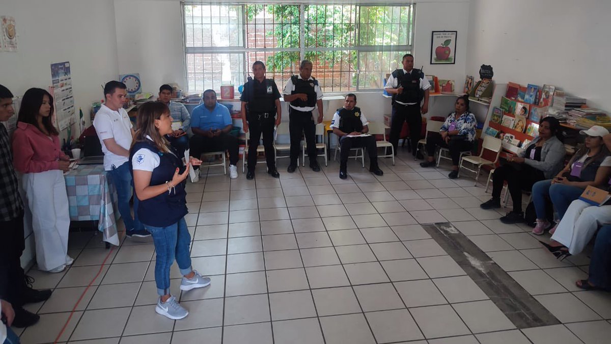 DIFLeon's tweet photo. Este sÔbado en #MiBarrioHabla participamos en la colonia #Vibar de la delegación San Juan Bosco, donde informamos a los colonos sobre los programas que brindamos para que puedan #VivirSano y #VivirMejor.
#SomosGrandes
#SomosFuertes
#SomosLeón https://t.co/7DSfq08gZi