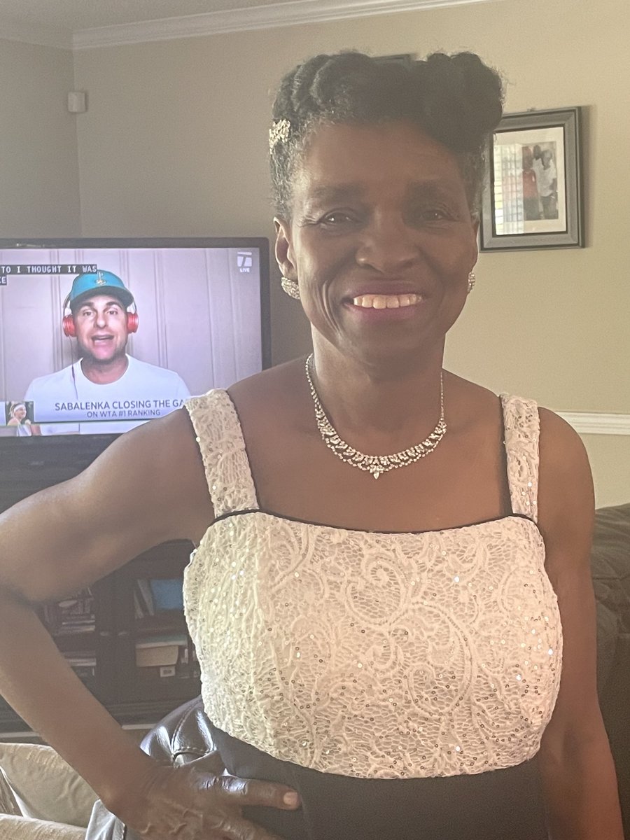 Shanell_2012's tweet photo. ⁦@andyroddick⁩ photobomb my moms gala photo 🤣🤣🤣🤣 https://t.co/BmJ0Kl1pzq
