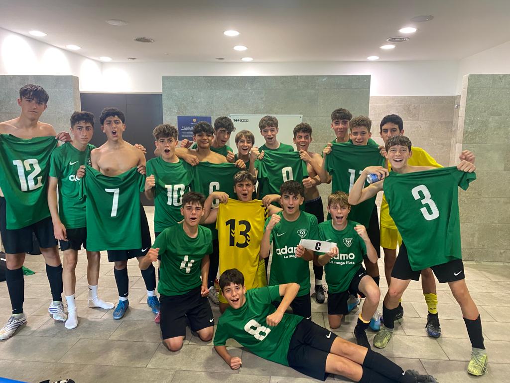 GRANDIÓS EMPAT DE L'INFANTIL A DE L'ESCOLA, AL CAMP DEL F.C. BARCELONA
Lee más en : efbcalafell.cat/publication/15…