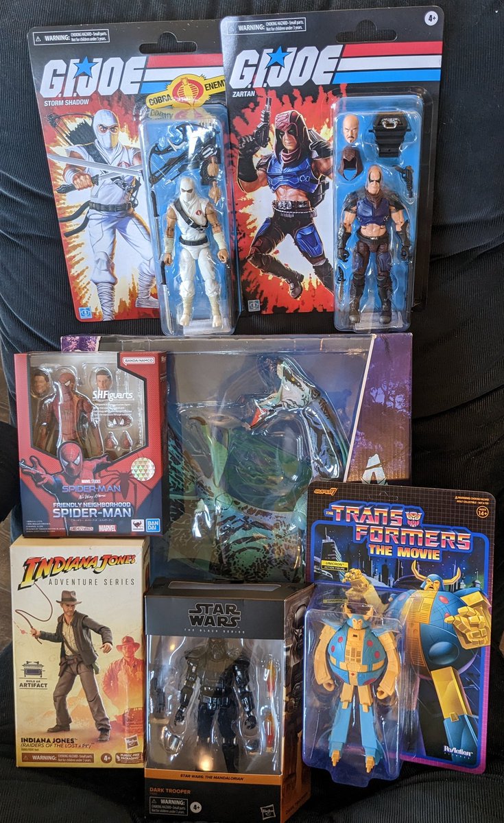 It's a Saturday!  It's a Saturday!
Mail haul today, oh my!
Retro Joes from Pulse
SHF Peter and Reaction Unicron from EE
Huge Avatar thing (I know, it's mostly hidden), Indy and a cheap Black Series Darktrooper from Amazon.

Majority of it is Preternia's fault!