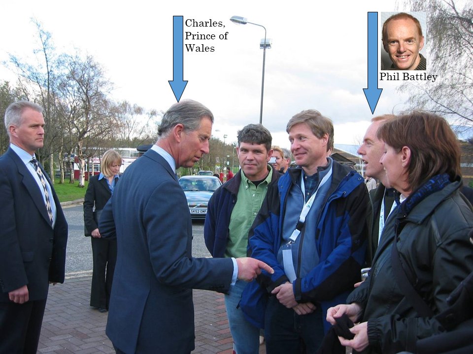 On Coronation Day it seems appropriate to commemorate a meeting in April 2004 between @GlobalFlyway and the then Prince of Wales. @BattleyPhil interacted briefly at the Waterbirds around the World Conference in Edinburgh (500 participants, 90 countries). Photo by Theunis Piersma.