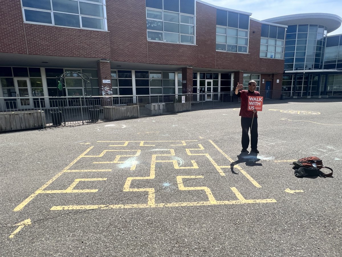sillygwailo's tweet image. I had the pleasure of joining a Jane’s Walk led by @LabyrinthsDOTca today. He wore a labyrinth pattern shirt and had a labyrinth pattern jacket as well. #JanesWalkTO