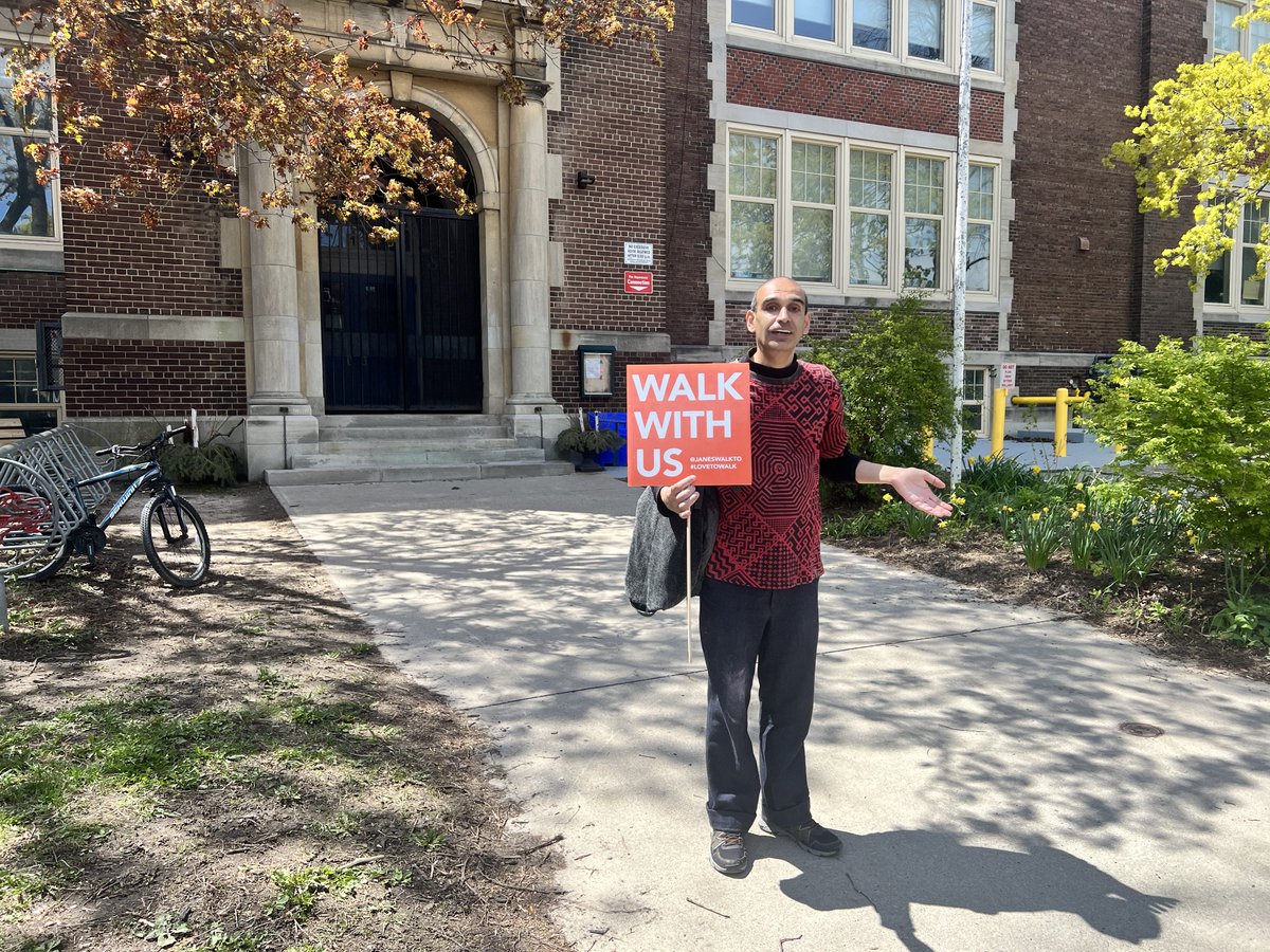 sillygwailo's tweet image. I had the pleasure of joining a Jane’s Walk led by @LabyrinthsDOTca today. He wore a labyrinth pattern shirt and had a labyrinth pattern jacket as well. #JanesWalkTO