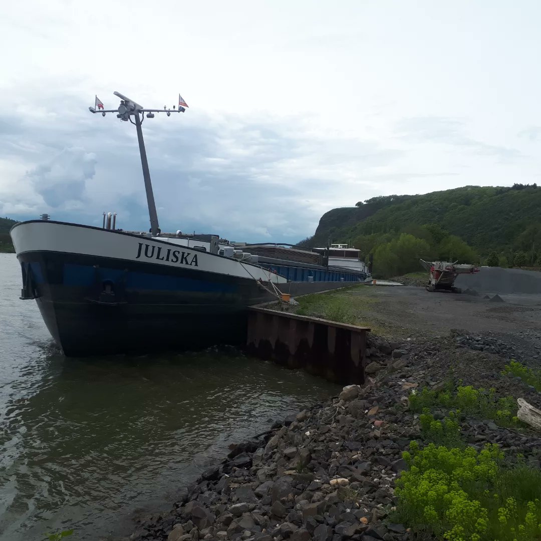 Aangekomen in #LinzamRhein Een gedeelte van de 1.830.000 kilo (1830 ton) ligt op de kade al te wachten.  Bedankt schipper en schipper/schippersvrouw  voor jullie gastvrijheid, liefde en gezelligheid voor ons gezin. We hebben ervan genoten om met jullie mee te reizen!
#eindereis😪