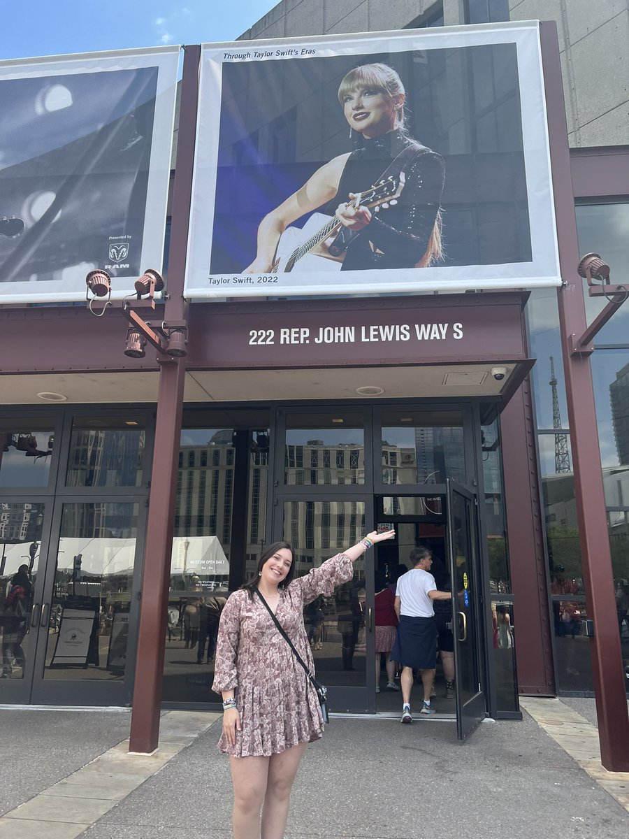 KatelynFitts's tweet photo. Waiting across the street from the pedestrian bridge refreshing Ticketmaster hoping I get lucky with 2 tix for tonight! #tstheerastour #theerastournashville @taylorswift13 @taylornation13 https://t.co/mtMKnLbCNa