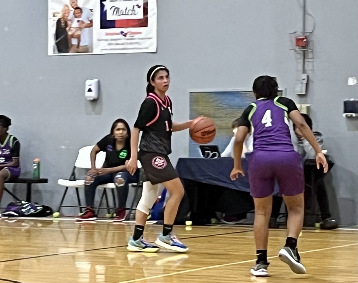 2025 PG Bella Aguero ⁦<a href="/bellaaguero2/">bella aguero🏀</a>⁩ aka “ball of fire” was in the bag for Austin Elite Black E40 helping them to 2-0 start at Hoop City Challenge. Pull ups, floaters, passing lane steals. Confirmation tom so will miss #AESWAG ⁦<a href="/Elite40League/">Elite 40 League</a>⁩ ⁦<a href="/LadyApacheBBall/">GonzalesLadyApacheB-Ball</a>⁩