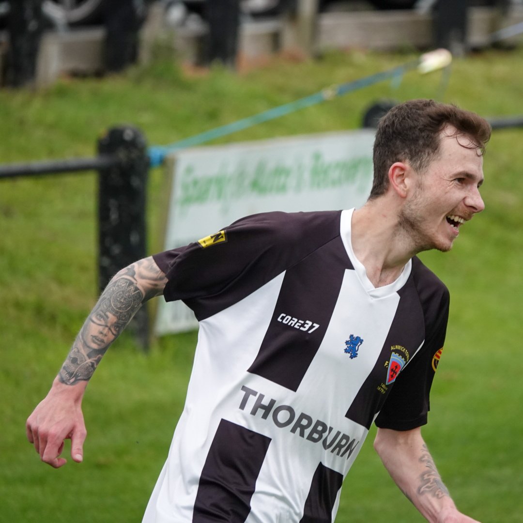 Brannon Patterson pulled one back to make it 2-3 as the time ticked away. A superb volley giving the visiting keeper no chance