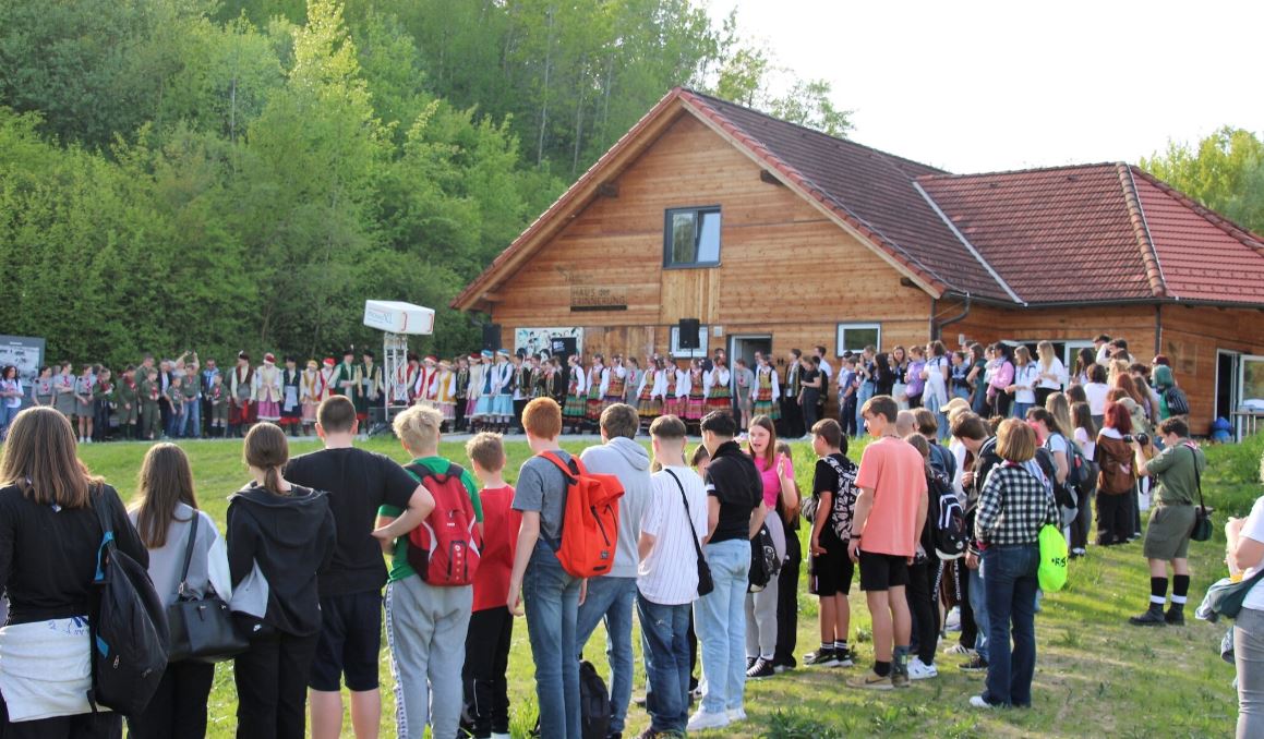 400 youngsters from different European nations commemorated together at the House of Remembrance in front of the KL #Gusen II '#Bergkristall' underground #memorial in St. Georgen. Take a look to Eckhart Herbe´s media coverage of this event. #RememberGusen
meinbezirk.at/perg/c-lokales…