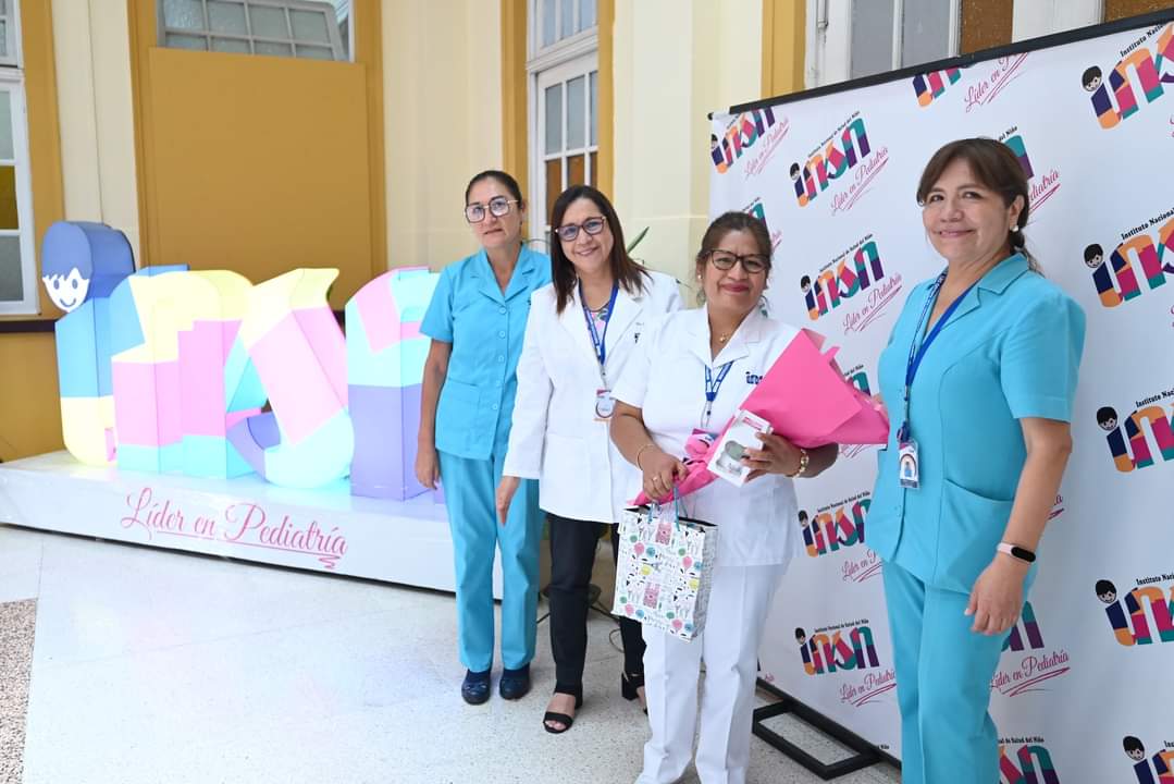 INSN_oficial's tweet photo. 🥳Durante el evento, se llevaron a cabo diversas actividades, entre ellas una sesión de risoterapia que sorprendió gratamente a los asistentes. 🎊

#DiaDelTecnologoEnEnfermeria #INSNPeru #SaludInfantil #LiderEnPediatria #EquipoINSN #Risoterapia #Ceremonia #recocimiento https://t.co/iTzPK0tOH9