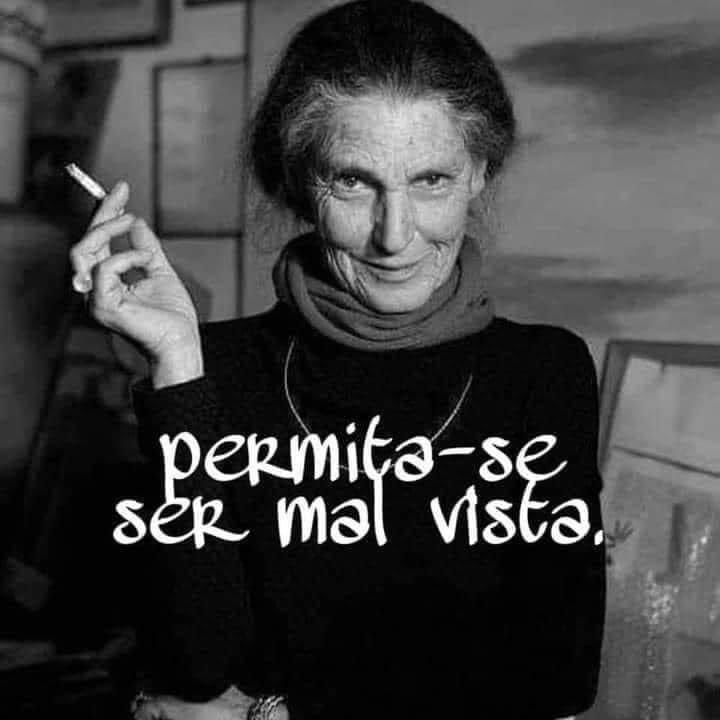 odaradeverdade's tweet photo. "Permita-se ser mal vista,
mal falada, mal avaliada!
Permita que se enganem a seu respeito,
que dêem risadinhas pelas costas!
Permita que julguem, que cochichem, que acreditem saber quem você é!
Permita que te "olhem torto",
que se afastem, que te excluam, que te rejeitem!
Deixe sua reputação cair por terra, enfrente seu maior pesadelo!
E veja que SIM, ela acaba em morte!
Morte desta que era escrava "dos outros".
E então viva, viva livre, sem medo.
Porque os "outros" não tem mais poder sobre você."
 
Texto: Nina Zobarzo - Escritora e Terapeuta
