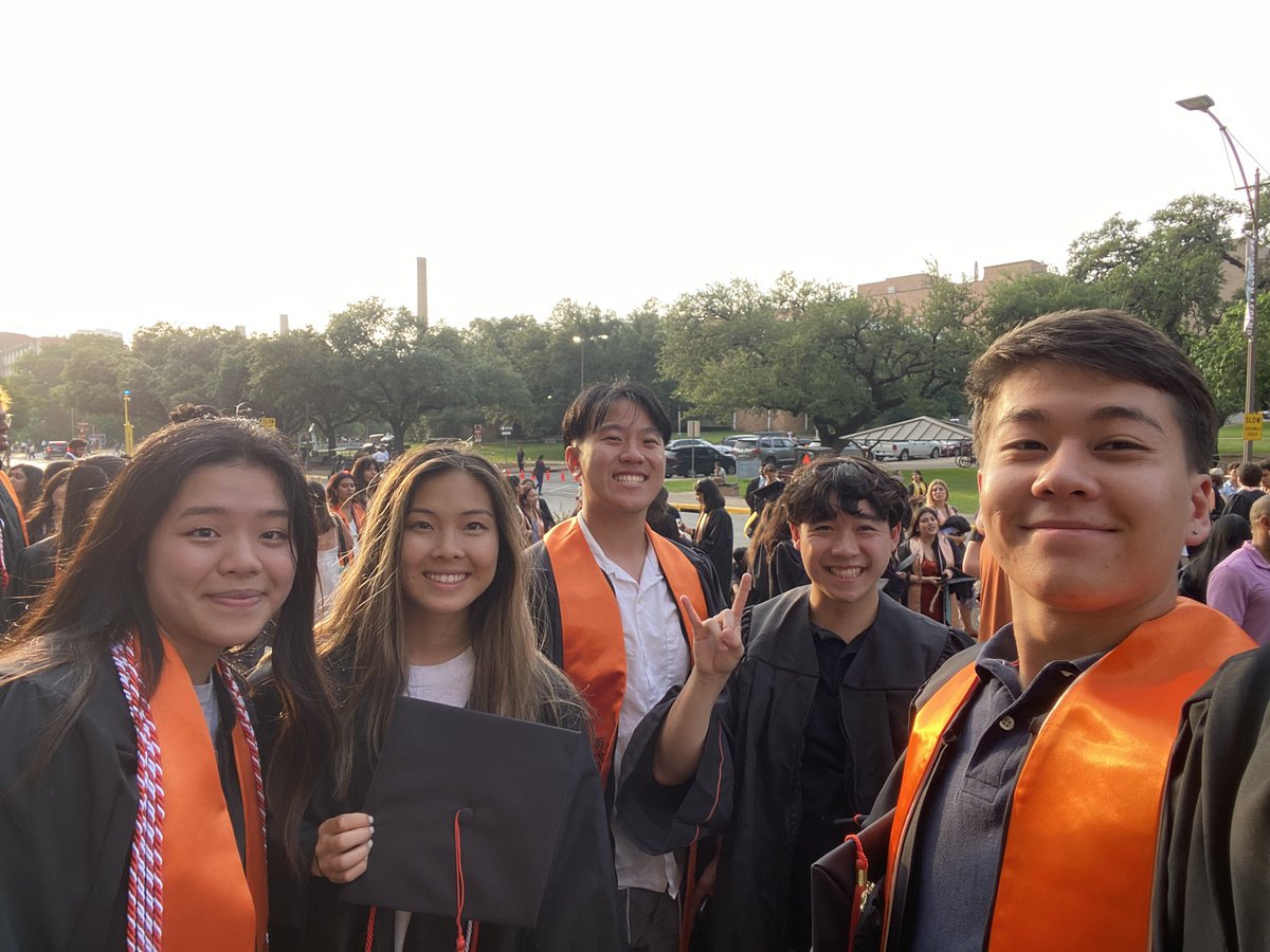 benudavis's tweet photo. #UTGrad23 https://t.co/Dc2vcTGNId