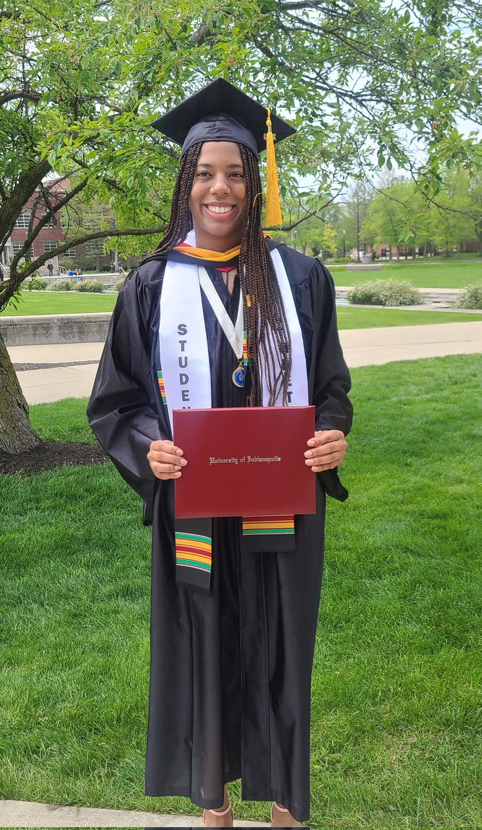 esimmons1212's tweet photo. Oh so proud of our daughter Kyra💜! Bachelor of Science in Chemistry & Biology, pre-med from @uindy 🎓 Next up UC medical school 🩺 #SummaCumLaude #StudentAthlete #ExpectingGreatThings #Classof2023 https://t.co/abZEVY8XP2