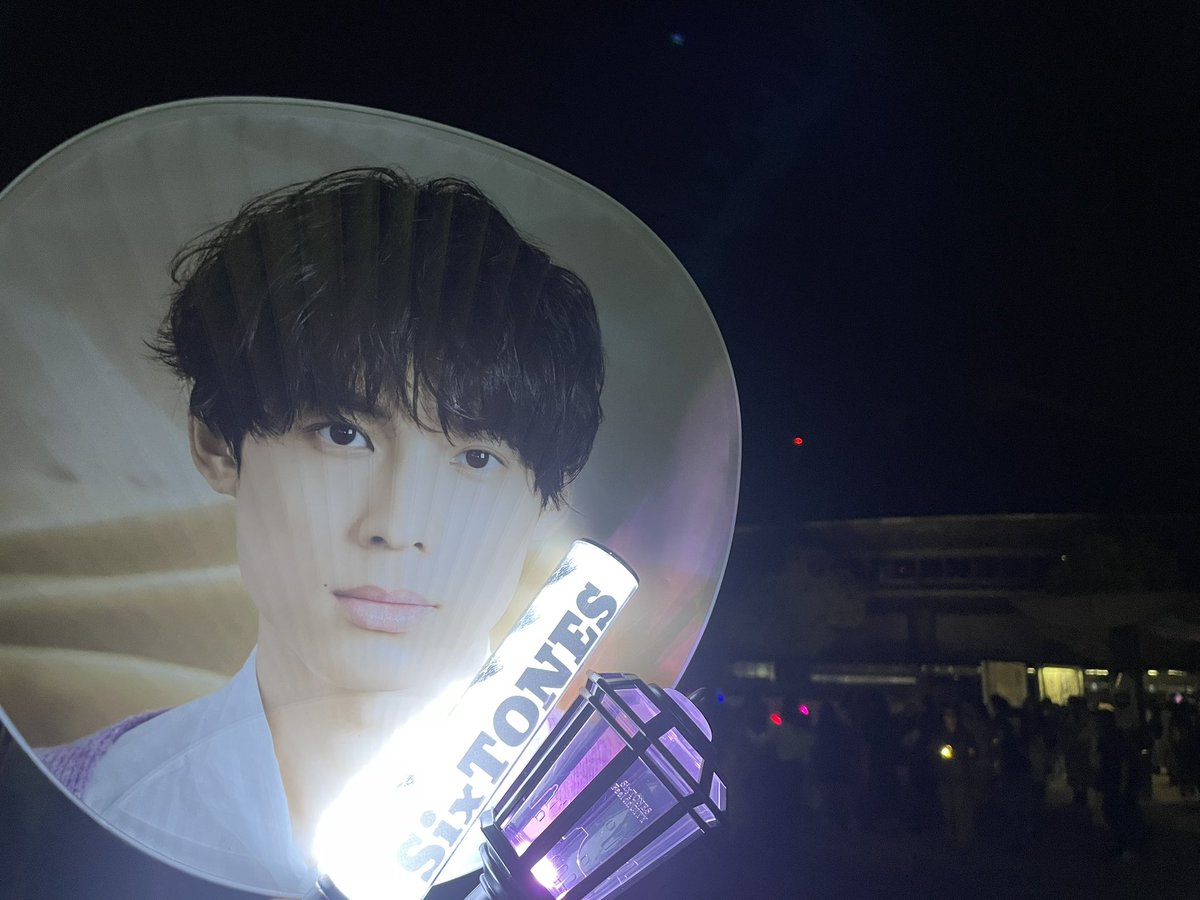 ab_st_kento's tweet photo. 街コン参戦してから1年かぁ🥺
スタンド最前という神席を引き当て
パニックのまま開演を迎えたなぁ😂
慎太郎くんのお辞儀や自担からのファンサは
一生の宝物🥹🖤💚
これからも素敵な景色を見られますように✨
また会えますように😭😭
#SixTONES #FeeldaCITY https://t.co/jJsaWNzHXY