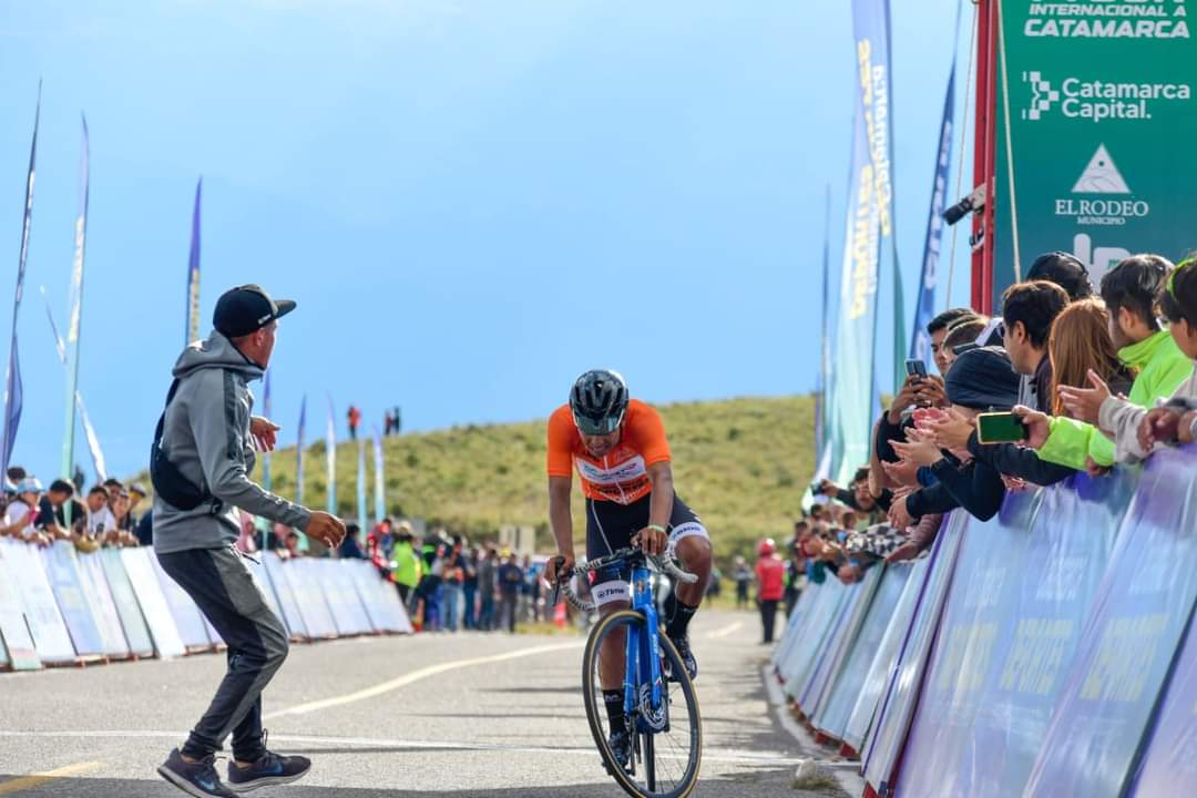 ¡Dejaste todo guerrero! 👏

<a href="/santim0ntenegr0/">Santiago Montenegro</a>  logró mantenerse en el podio del #TourCatamarca 🇦🇷, ahora es tercero. El 'Santy' se vistió con la camiseta rosa de la regularidad. 💪🇪🇨

#SomosUnaFamilia 
#CiclearNosMueve 

📷 nuestrociclismo.com