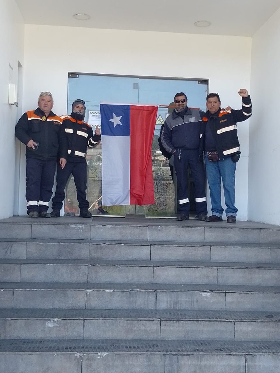 AndresGiordanoS's tweet photo. Esta semana los obreros subcontratados de ENAP @fenatrasub y @Fesintrab2020 se movilizaron en el Biobío y en Concón, exigiendo el mejoramiento de sus condiciones laborales. Por esto y por intermediación de la DT, se formó una mesa de diálogo, pero ENAP no accedió a nada y la rompió.