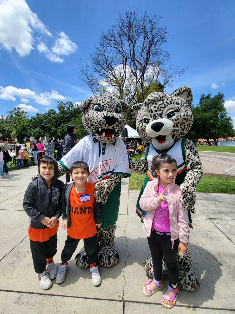 DeckerPUSD's tweet photo. We ❤️ reading! @ULaVerne #familylearningconference #deckermakes #proud2bepusd https://t.co/EyT0uxLHZp