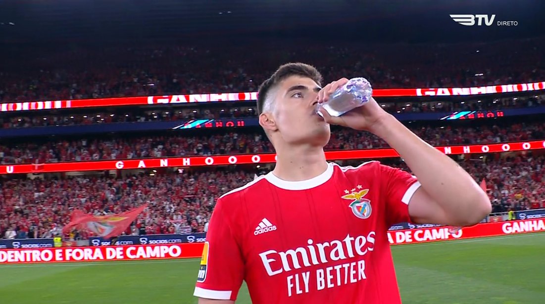 SLBcomps's tweet photo. Aproveitar para beber uma aguinha. https://t.co/726c9PuEBc