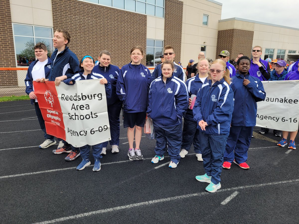 dgasser4's tweet photo. Good luck to the Reedsburg Special Olympics track athletes as the head into the opening ceremony at regionals in Oregon. #ReedsburgPride @RAHSburg https://t.co/VfXCjfH9U4