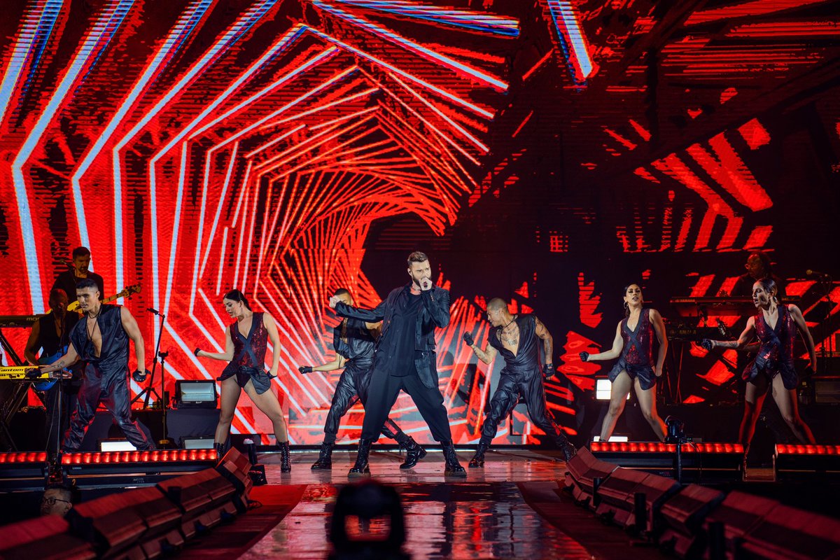 RMwebteam's tweet photo. ¡La energía de @ricky_martin en el escenario es incomparable! 🔥🎤 https://t.co/HuEBbVoXmK