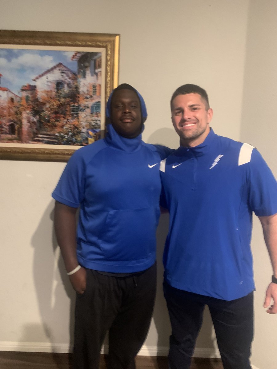 ChadOtutu's tweet photo. Thank you for the home visit Coach, Appreciate y’all ‼️‼️ @CoachLamAF https://t.co/b8wnj7R0Vx