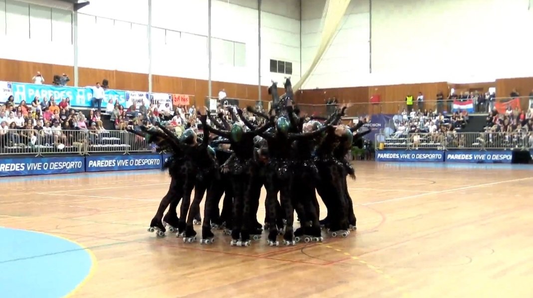 EsportGironi's tweet photo. PATINATGE ARTÍSTIC-El @xoucpagirona, CAMPIÓ d'EUROPA en Xou Gran.
Les de @nuri_soler i @DeliaValenti s'imposen amb 40,22 punts per davant del Royal Eagles italià (37,13)
Tercer títol de la temporada per les gironines (Campionat de Catalunya i d'Espanya)
#PatinatgeArtístic https://t.co/lZXe4bFw47