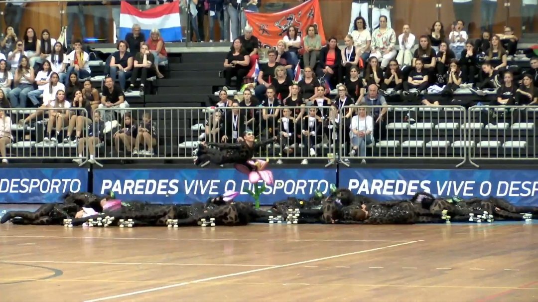 EsportGironi's tweet photo. PATINATGE ARTÍSTIC-El @xoucpagirona, CAMPIÓ d'EUROPA en Xou Gran.
Les de @nuri_soler i @DeliaValenti s'imposen amb 40,22 punts per davant del Royal Eagles italià (37,13)
Tercer títol de la temporada per les gironines (Campionat de Catalunya i d'Espanya)
#PatinatgeArtístic https://t.co/lZXe4bFw47