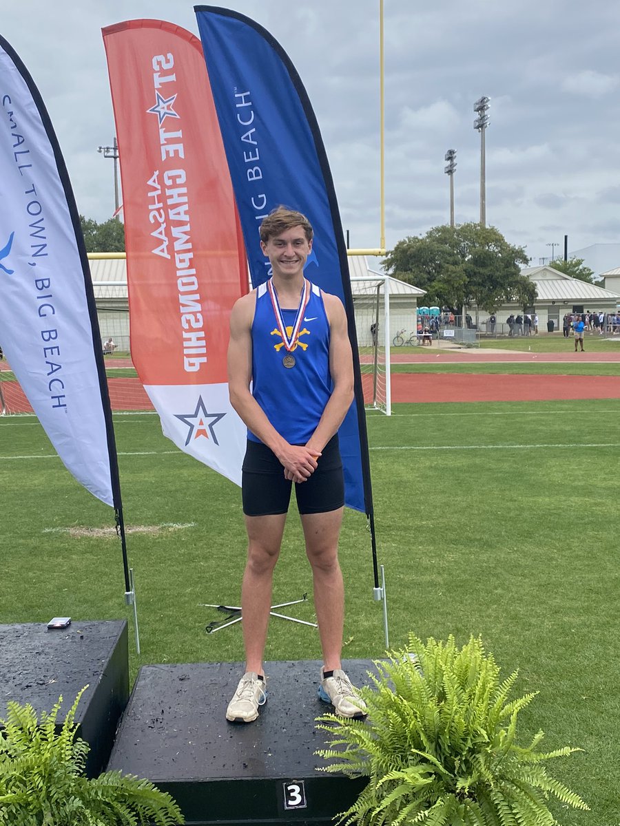 walker_rux's tweet photo. 3rd place in 7A High Jump at state! 
New PR of 6’2 ft!
I also had to run the 4x8 in the middle of it https://t.co/82CXThOCND