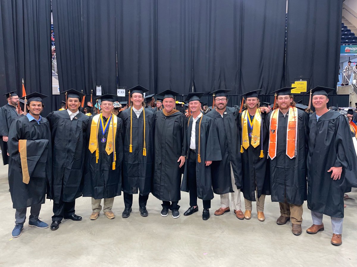 gjustice21's tweet photo. Graduation with the ⁦@UPikeBase⁩ team. Extremely proud of these guys ⁦@Zachill_28⁩ ⁦@ty_crall48⁩ ⁦@NoahHelton3⁩ https://t.co/Jpil4TH85i