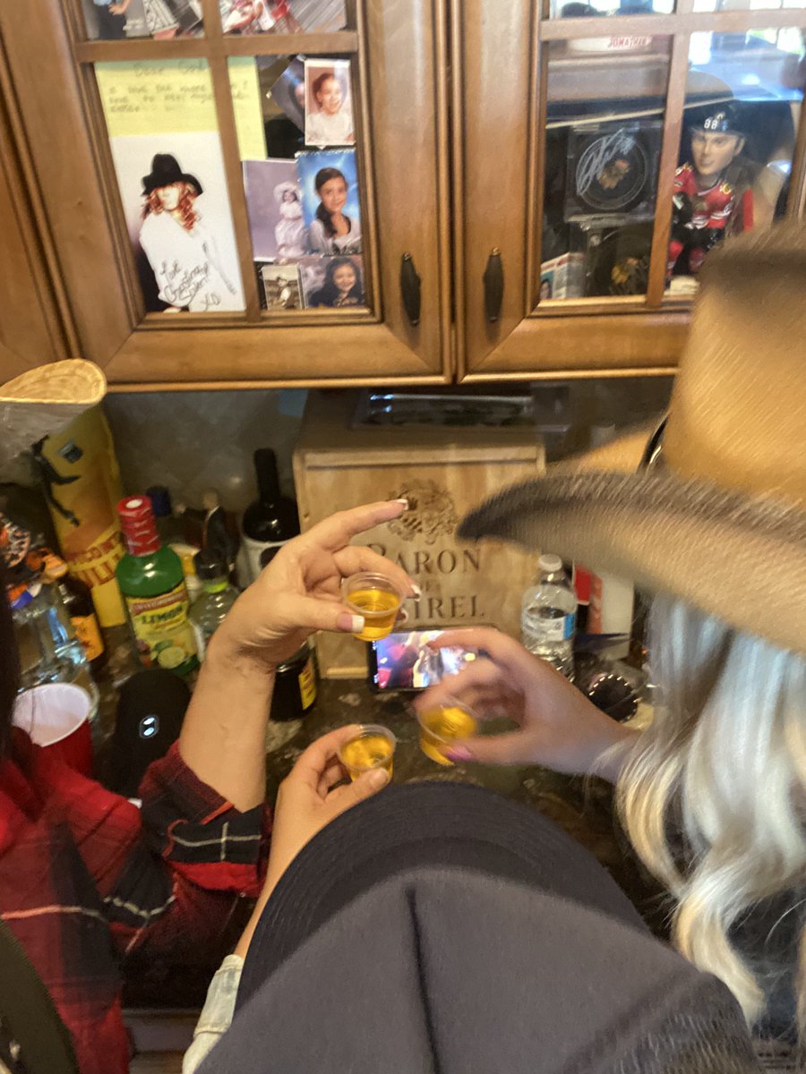 ChrisScoleriVh1's tweet photo. @lukecombs !!!!! @DaniellaScoleri  @kailey_terhaar God darn it!🤠 I hope I don’t trip over a Pickle !!! 👢 #lukecombs #chicago @SoldierField https://t.co/UKz9swj3cR