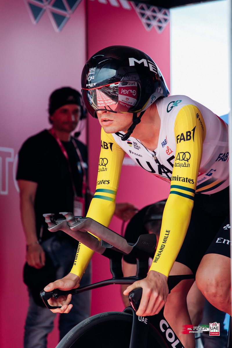 Giro debute and first outing in Europe wearing the Aussie Colours 🟨🟩 Walking away from Stage 1 feeling pretty happy with my performance. I came in with some pretty big goals, I was aiming for a top 5-10, and I managed that with 7th place. #weareuae #giro #getwreckedjay