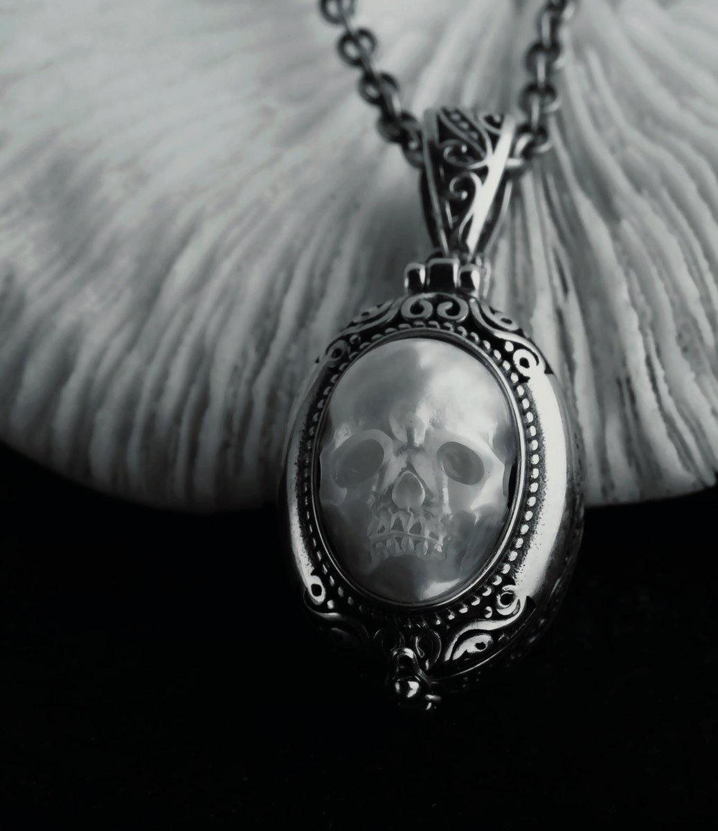 𝒑𝒂𝒏𝒅𝒐𝒓𝒂 𝑟𝑜𝑠𝑖𝑒𝑟. (@witchagainstgod) on Twitter photo 