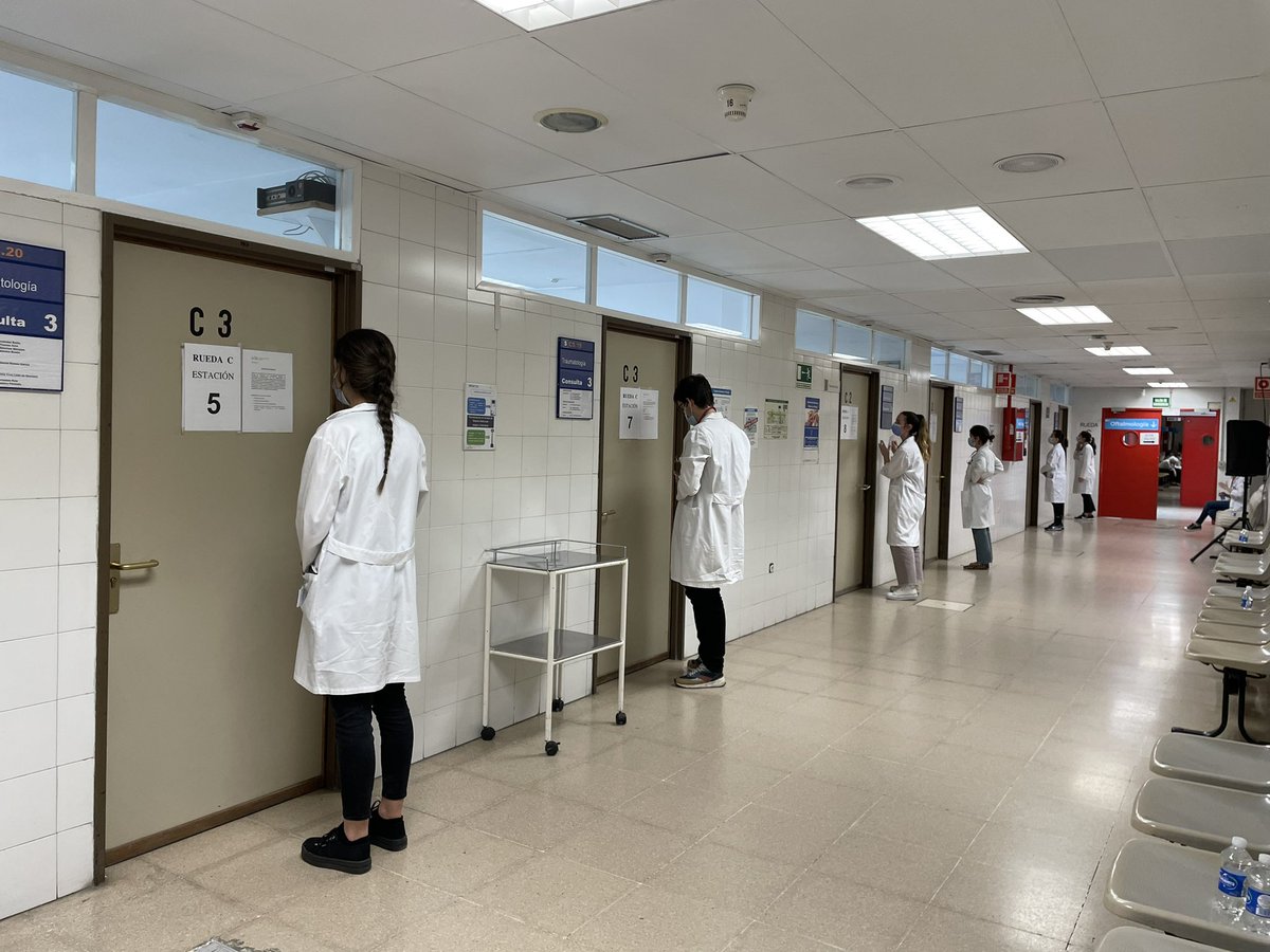 Primer día de la prueba #ecoe de <a href="/UAM_Medicina/">Medicina UAM</a> en el #hospitalLaPaz. Felicidades a todos los estudiantes, PAS, evaluadores y actores, y en particular al director de orquesta, Manolo Quintana, por un trabajo magistralmente orquestado