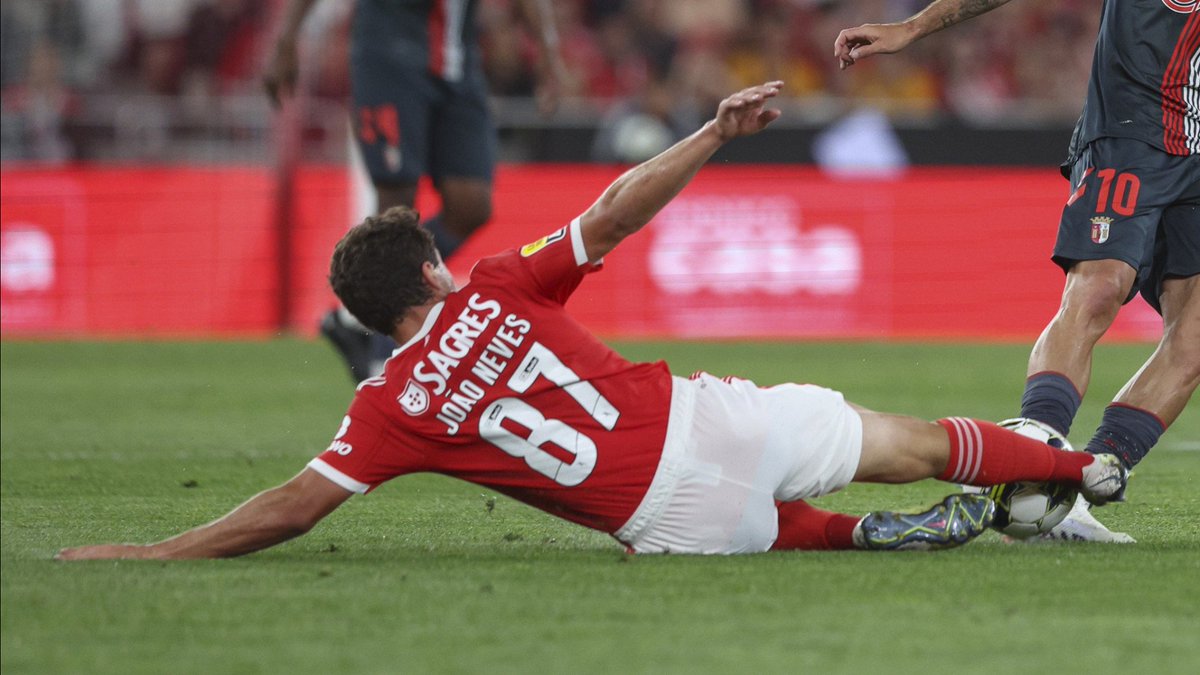 João Neves: "Tenho a carta de condução e estou a viver um sonho. Quando o coletivo é muito bom, as individualidades sobressaem."