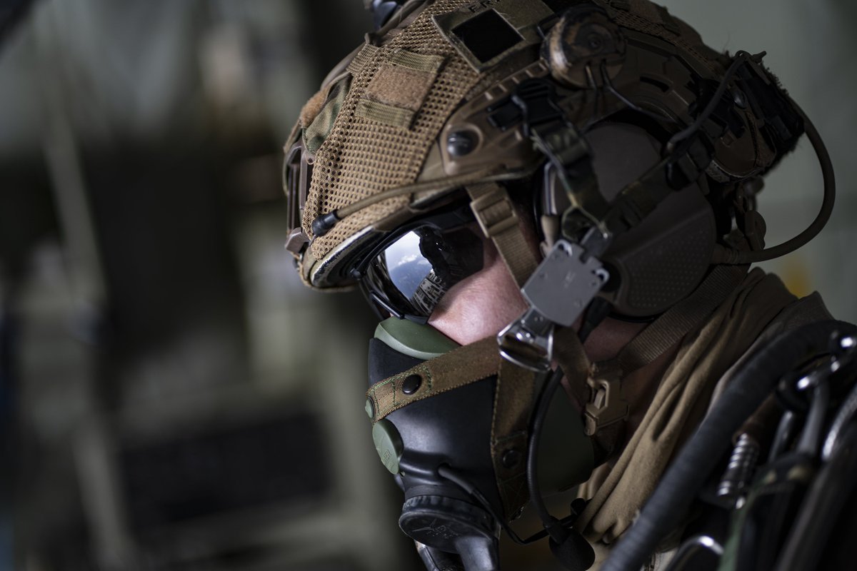 [SOTGH] Le Saut Ops à Très Grande Hauteur permet de réaliser des Infiltrations Sous Voile pour les Groupes Action des #ForcesSpécialesAir de la #BFSA depuis n'importe quel vecteur dont ceux de nos alliés rompus aux procédures #OTAN. #Interopérabilité ✈️
📸: 1st Lt. Danner <a href="/352SOW/">352d Special Operations Wing (SOW)</a>